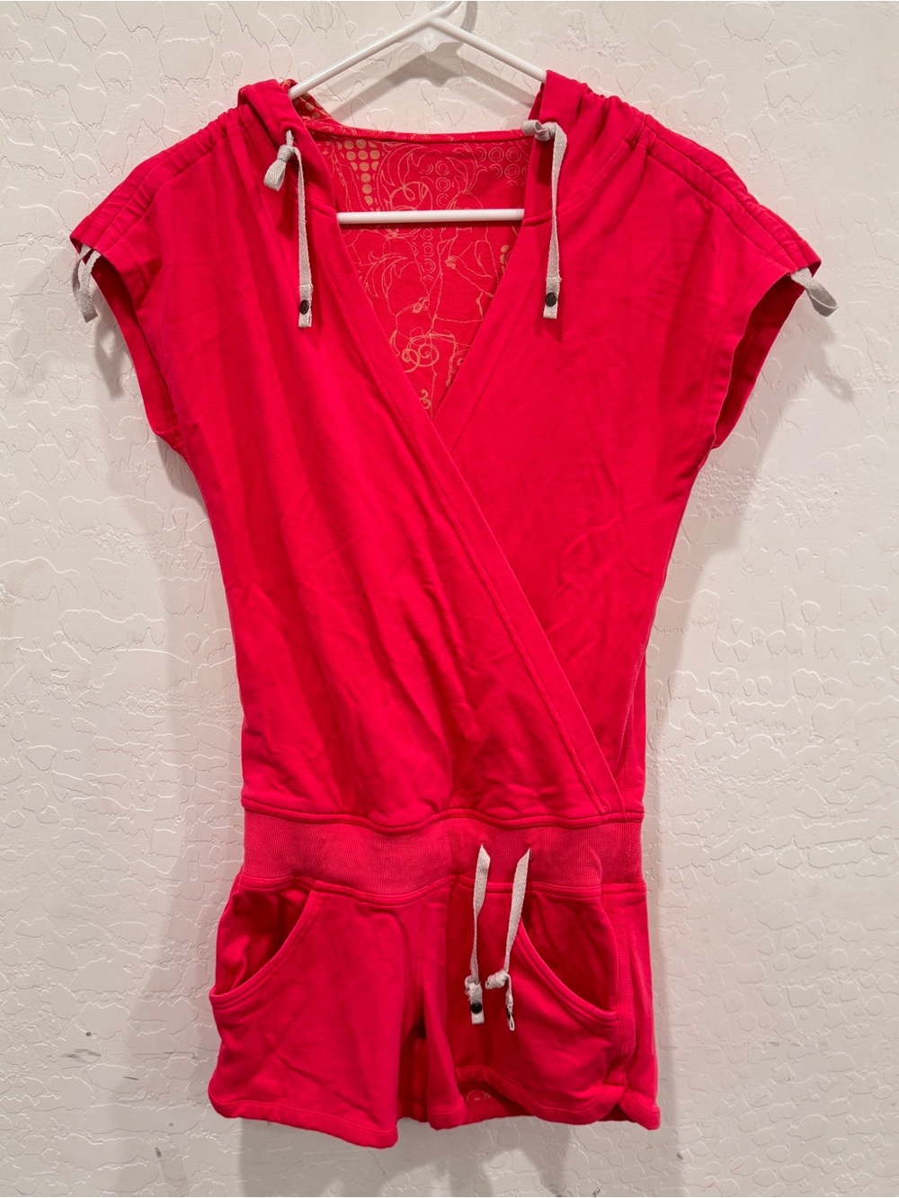 lululemon athletica Hot Pink Work It Short Sleeve Hooded Romper Womens 2 Sporty